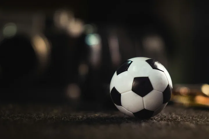 澳门世界杯：公园大妈打法，64岁选手吓袁嘉楠一跳，球拍异形｜B体育（配图示意）